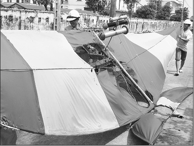 Công nhân điện lực huyện Mỹ Lộc gỡ diều, khắc phục sự cố chập điện xảy ra ngày 18-3-2015 tại xã Mỹ Thắng, huyện Mỹ Lộc, tỉnh Nam Định. 