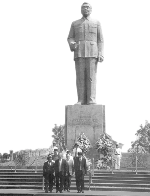 Các đại biểu dâng hoa tại tượng đài Tổng Bí thư Nguyễn Văn Linh.