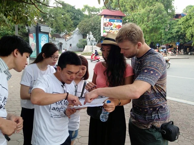 Các tình nguyện viên nhóm Ask Me Anything hướng dẫn khách du lịch tham quan Hà Nội. 