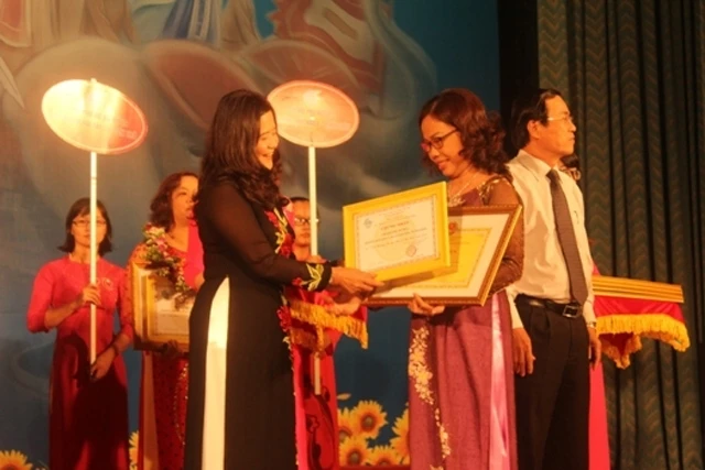 Những hội viên phụ nữ cấp cơ sở tiêu biểu nhận giải thưởng của Hội LHPN TP Đà Nẵng năm 2014.