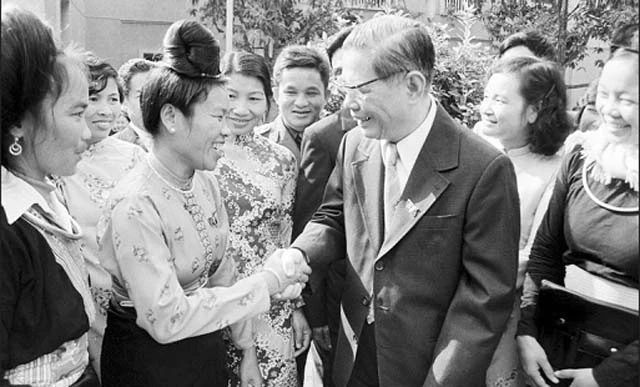 Đồng chí Nguyễn Văn Linh gặp gỡ các đại biểu dự Đại hội Đảng lần thứ VI khai mạc ngày 15-12-1986 tại Hà Nội. Ảnh: MINH ĐẠO