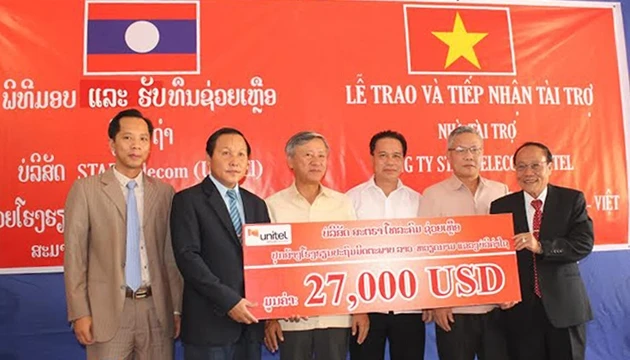 Đại diện Unitel đã trao số tiền tài trợ 27.000 USD cho Ban Giám hiệu trường Hữu nghị Lào – Việt.