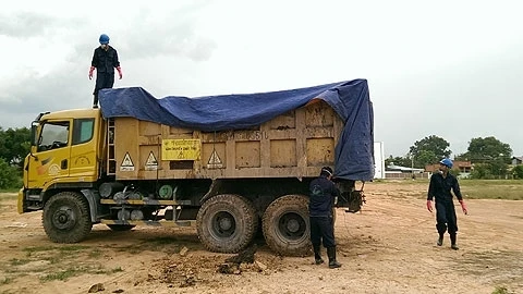 Vụ vận chuyển rác thải y tế nguy hại được phát hiện chiều 29-6 ở Tây Ninh (Ảnh: Quang Quý).