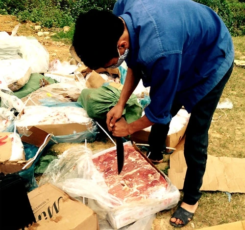 Thịt bò đông lạnh nhập lậu từ Trung Quốc bị Đội QLTT số 1 Lào Cai bắt giữ sáng ngày 7-7.