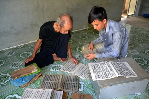 Cụ Đặng Văn Chung, người con nuôi cao tuổi nhất làng My miệt mài sưu tầm và truyền dạy chữ Nôm - Dao cho lớp trẻ.