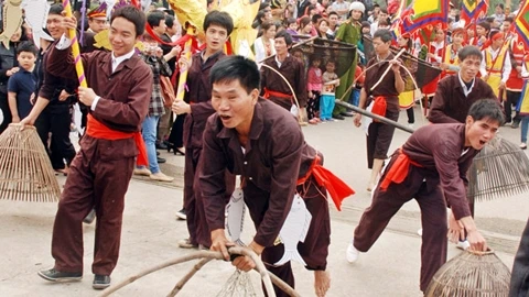 Những nghi lễ đẹp, giàu tính nhân văn cần được lan tỏa trong các lễ hội truyền thống. Trong ảnh: Tái hiện tục xuống đồng bắt cá tại Lễ hội Đền Hùng (Phú Thọ).