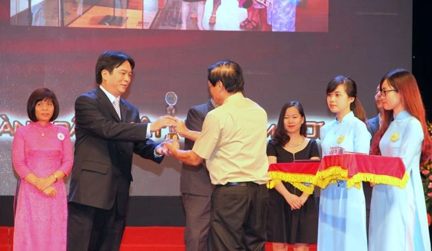 Giám đốc Bảo tàng Dân tộc học Việt Nam nhận giải thưởng.