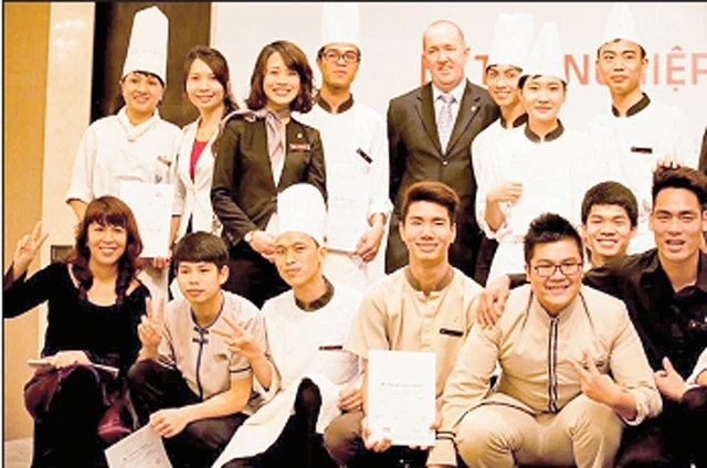 Các học viên Trung tâm Reach nhận bằng tốt nghiệp khóa đào tạo kỹ năng nghiệp vụ khách sạn.