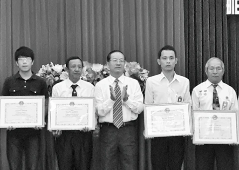 Anh Thành (người thứ hai từ trái qua) nhận bằng khen của thành phố Đà Nẵng vì thành tích hiến máu.