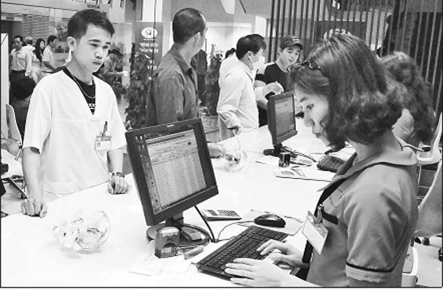  Ứng dụng công nghệ thông tin trong hoạt động đăng ký khám bệnh tại Bệnh viện Tim Hà Nội. Ảnh: ĐĂNG ANH