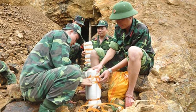 Lực lượng công binh đặt mìn, phá các hầm vàng ở xã Trà Quân, huyện Tây Trà.
