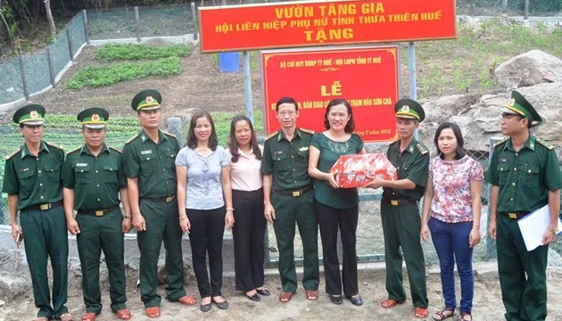 Lãnh đạo Hội LHPN tỉnh tặng quà cho cán bộ chiến sĩ Trạm Biên phòng đảo Sơn Chà.