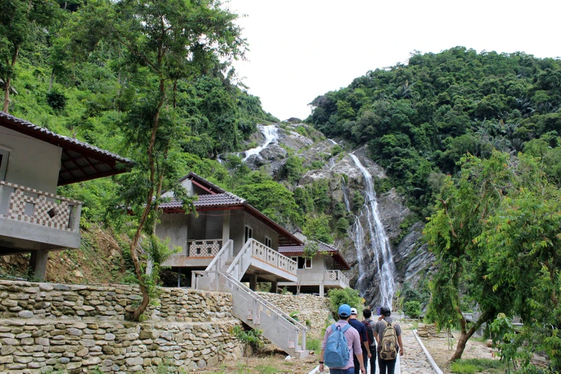 Khách du lịch tham quan Khu du lịch sinh thái Thác Trắng.