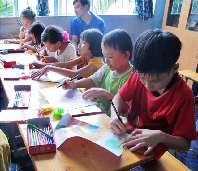 Các em ở mái ấm Phan Huy Ích, quận Gò Vấp, TP Hồ Chí Minh tham gia vẽ tranh giao lưu cùng anh chị sinh viên Trường đại học Hoa Sen. Ảnh: VÂN ANH