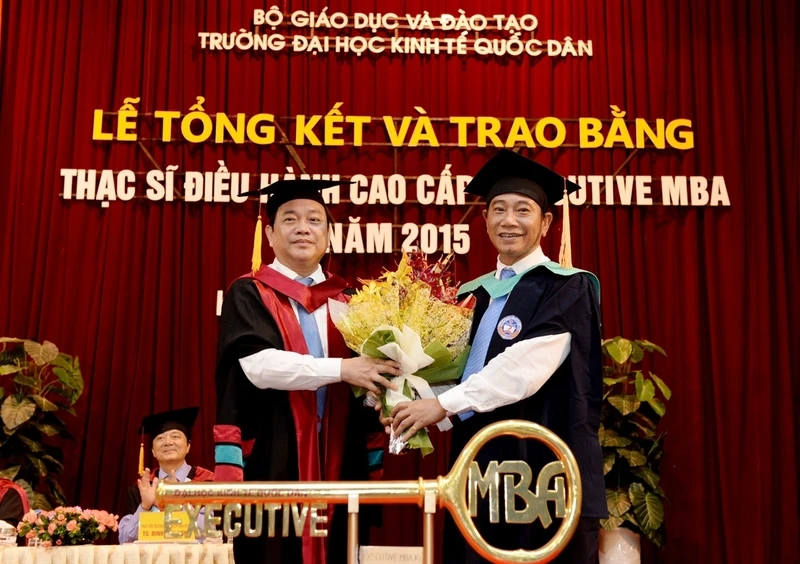 GS. TS Trần Thọ Đạt, Hiệu trưởng Nhà trường chúc mừng tân thạc sĩ.