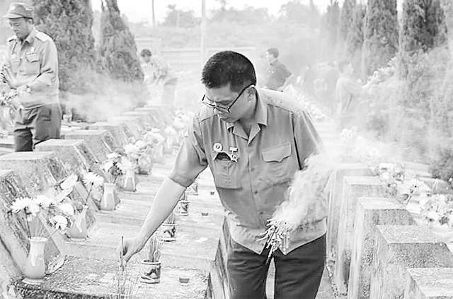 Cựu chiến binh Nguyễn Đình Thắng thắp hương cho đồng đội cũ ở Nghĩa trang Vị Xuyên.