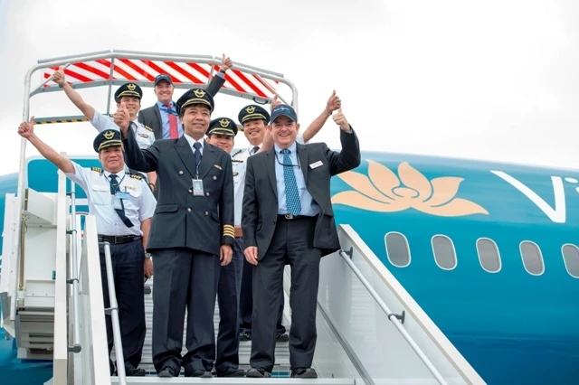 Đại diện Đội phi công B787 của Vietnam Airlines và phi công của Boeing (mặc vest và áo sơ-mi xanh).