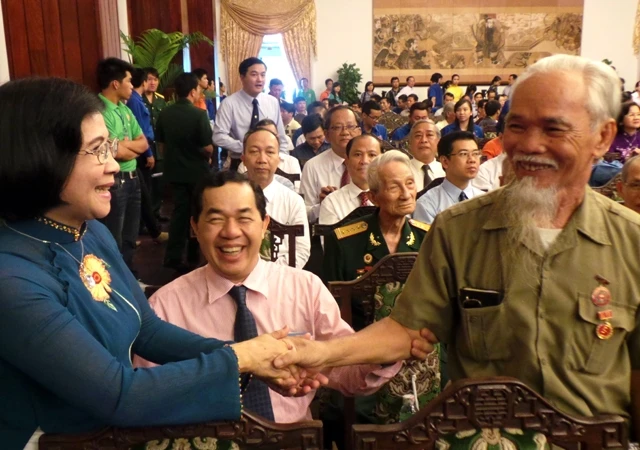 Lãnh đạo TP Hồ Chí Minh thăm hỏi cựu chiến sĩ An ninh vũ trang T4, đảng viên Lê Cơ.