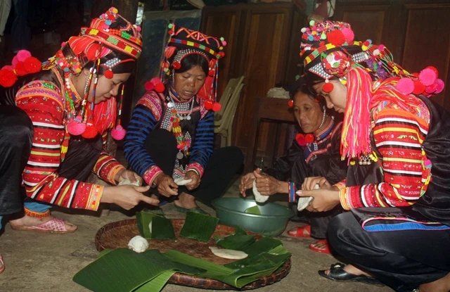 Bánh dày là một trong những lễ vật quan trọng của người Hà Nhì trong những dịp lễ, Tết.