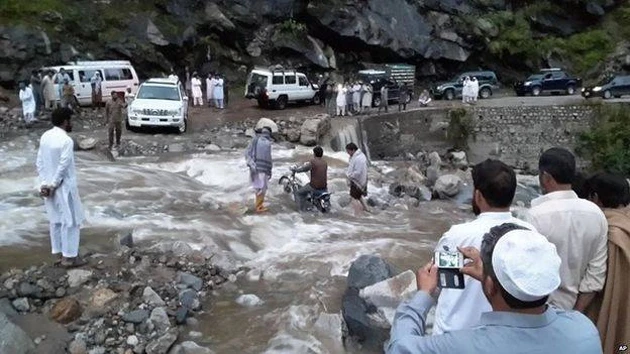 Thị trấn Chitral thuộc tỉnh Khyber Pakhtunkhwa, Pakistan là một trong những khu vực chịu ảnh hưởng nặng nề nhất do mưa lũ kéo dài từ ngày 15-7-2015. (Ảnh: AP)