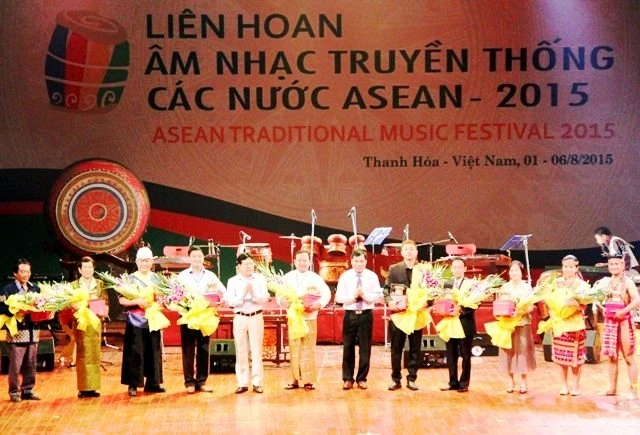 Lãnh đạo Bộ VH-TT&DL, tỉnh Thanh Hóa tặng hoa, quà lưu niệm cho các đoàn nghệ thuật.