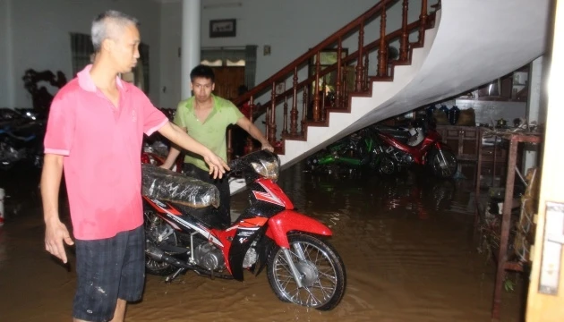 Lũ quét tràn xuống vào nhà dân.