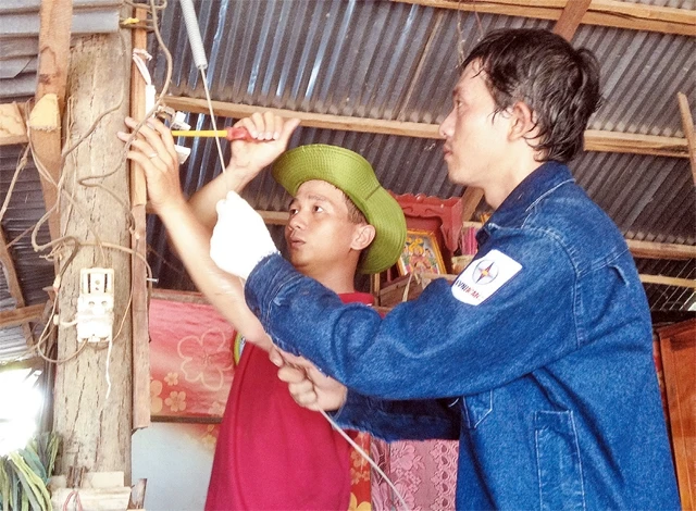 Thanh niên tình nguyện sửa chữa điện cho người dân xã Bình Hòa Tây, huyện Mộc Hóa (Long An).