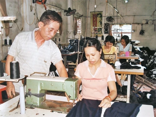 Thương binh Đào Hữu Xuyên ở Nam Định (bên trái) làm giàu từ nghề sản xuất mũ băng giang xuất khẩu và may quần áo, tạo việc làm cho hàng trăm lao động.