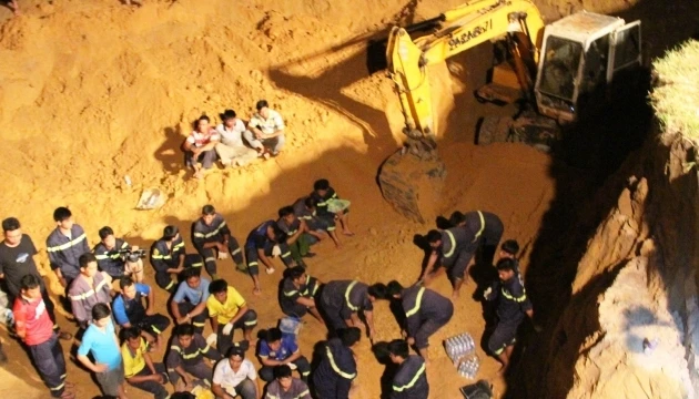 Lực lượng cứu hộ, cứu nạn thuộc Cảnh sát PCCC khẩn trương đào đất cứu cháu bé.