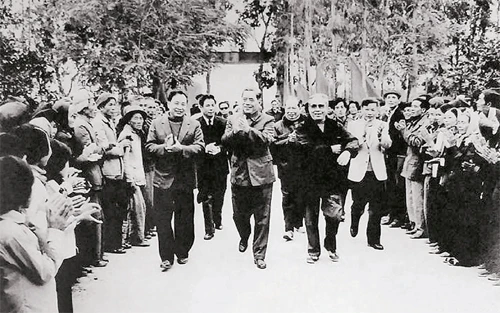 Cố Tổng Bí thư Nguyễn Văn Linh thăm và làm việc tại hợp tác xã Đa Tốn, huyện Gia Lâm, Hà Nội, năm 1987. Ảnh: TƯ LIỆU