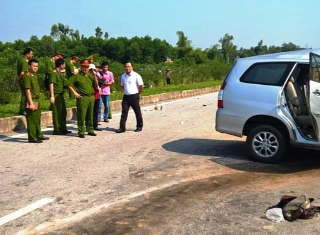 Phó Chủ tịch Ủy ban ATGT Quốc gia Khuất Việt Hùng tại hiện trường vụ tai nạn.