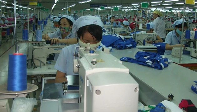 Doanh nghiệp đầu tư Nhà máy may tại KCN Nam Đông Hà (Quảng Trị) đã giải quyết việc làm cho nhiều lao động tại địa phương.