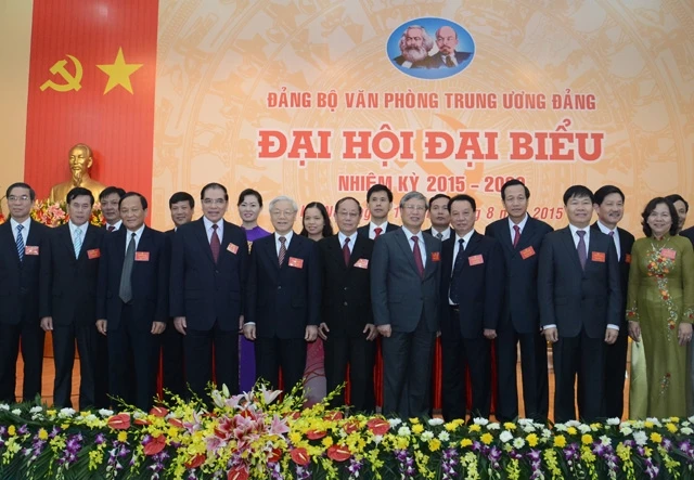 Tổng Bí thư Nguyễn Phú Trọng, các đồng chí lãnh đạo và nguyên lãnh đạo Đảng, Nhà nước với các đại biểu dự Đại hội. Ảnh: DUY LINH
