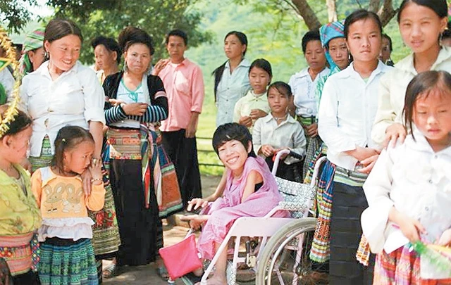 Nguyễn Thảo Vân (người ngồi xe lăn) trong một chuyến công tác từ thiện tại tỉnh Hà Giang. 