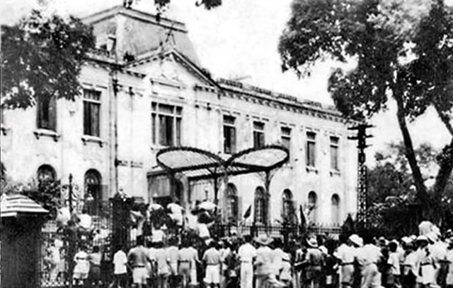Đánh chiếm Bắc Bộ Phủ - Tổng khởi nghĩa giành chính quyền tại Hà Nội tháng 8-1945.  Ảnh tư liệu