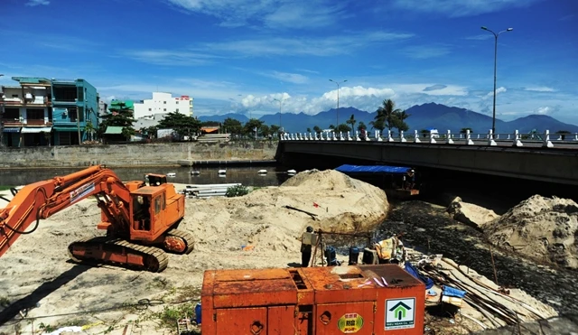 Bờ kè cửa sông Phú Lộc đang được gia cố.