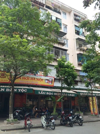 Diện tích kinh doanh dịch vụ tại chung cư TĐC Trung Hòa - Nhân Chính luôn được phủ kín, biến thành văn phòng, cửa hàng.