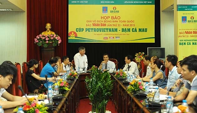 Đồng chí Phan Huy Hiền, Phó Tổng Biên tập Báo Nhân Dân, Trưởng Ban tổ chức (áo trắng) giải phát biểu tại buổi họp báo.