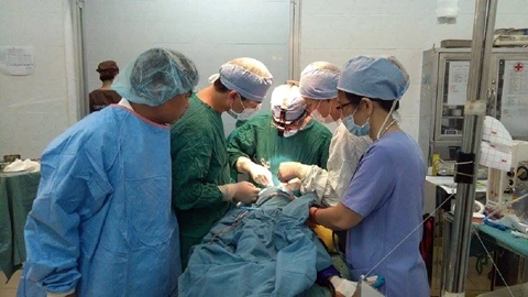 Các bác sĩ Bệnh viện Hữu nghị Việt Nam - Cu-ba phẫu thuật miễn phí cho trẻ em bị sứt môi, hở hàm ếch.