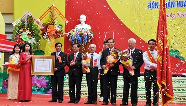 Trường THPT chuyên Lê Khiết đón nhận Huân chương Độc lập hạng ba.