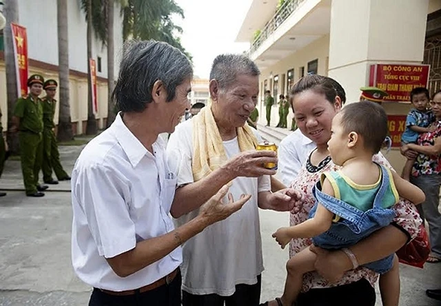 Ông Mai Văn Lê, 73 tuổi, là phạm nhân cao tuổi nhất tại Trại giam Thanh Xuân (Hà Nội) được đoàn tụ gia đình trong dịp đặc xá, tha tù trước thời hạn năm 2015.
