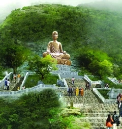 Tượng Phật hoàng Trần Nhân Tông trên núi Yên Tử (Quảng Ninh).