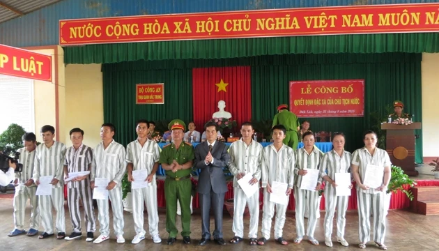 Phó Vụ trưởng Vụ pháp luật Văn phòng Chủ tịch nước Trần Trọng Hùng và lãnh đạo Trại giam Đác Trung trao quyết định đặc xá của Chủ tịch nước cho các phạm nhân được đặc xá.