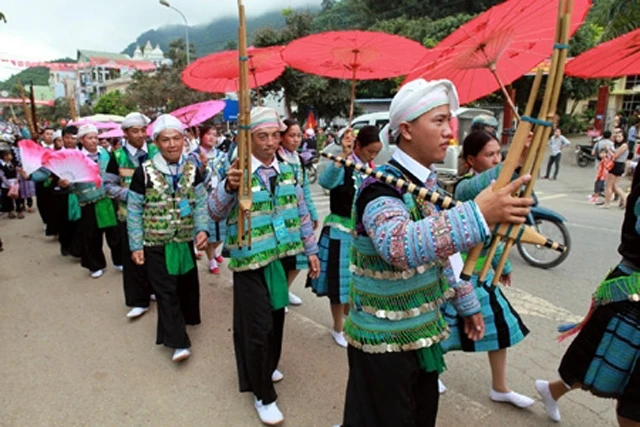 Điệu múa khèn của người Mông trong ngày Tết Độc lập ở Mộc Châu.