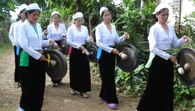Người dân phường Thái Bình, TP Hòa Bình đánh cồng trong ngày Tết Độc lập.