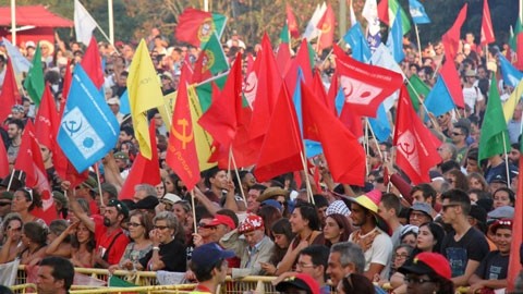 Quần chúng biểu dương lực lượng ủng hộ Đảng Cộng sản Bồ Đào Nha. 