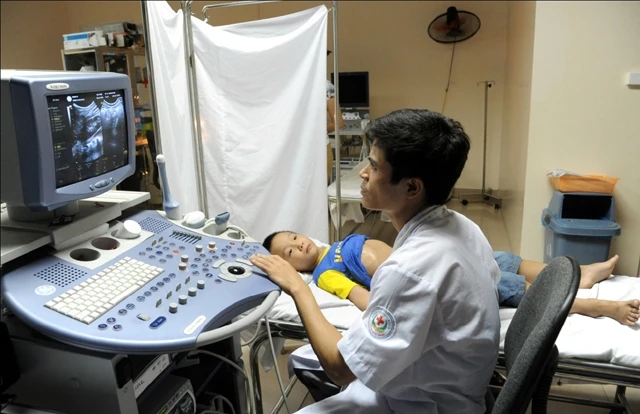 Bác sĩ Bệnh viện đa khoa Bắc Ninh khám cho bệnh nhi theo chế độ bảo hiểm y tế. Ảnh: Trần Hải