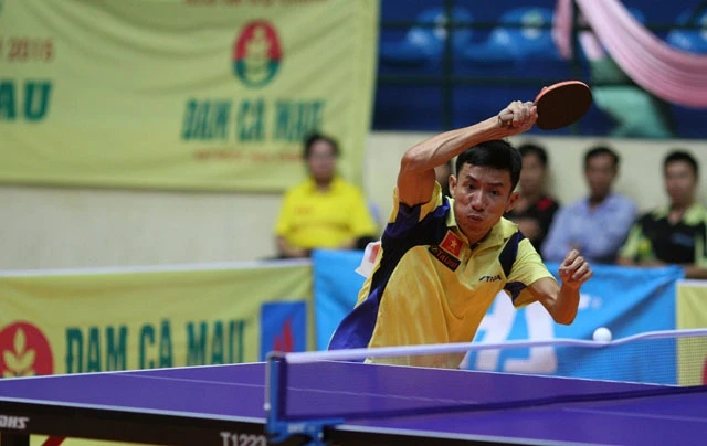 Tuyển thủ quốc gia Đinh Quang Linh (Quân đội) đánh bại tuyển thủ quốc gia Nguyễn Văn Ngọc (Hải Dương) với tỷ số 3-0. Ảnh: HỮU VIỆT