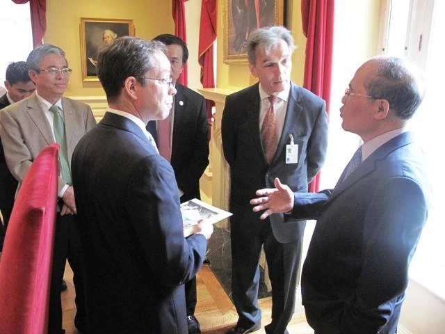 Chủ tịch QH Nguyễn Sinh Hùng nói chuyện với TS Sử học Nathaniel Sheidley.