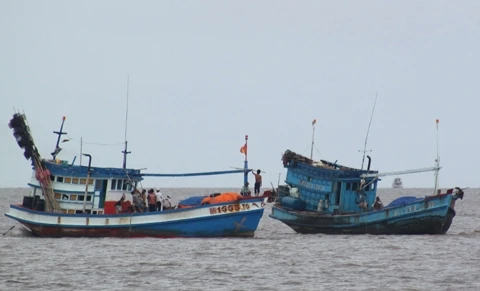 Giông bão qua đi, những con tàu ở làng biển Khánh Hội lại rẽ sóng ra khơi.